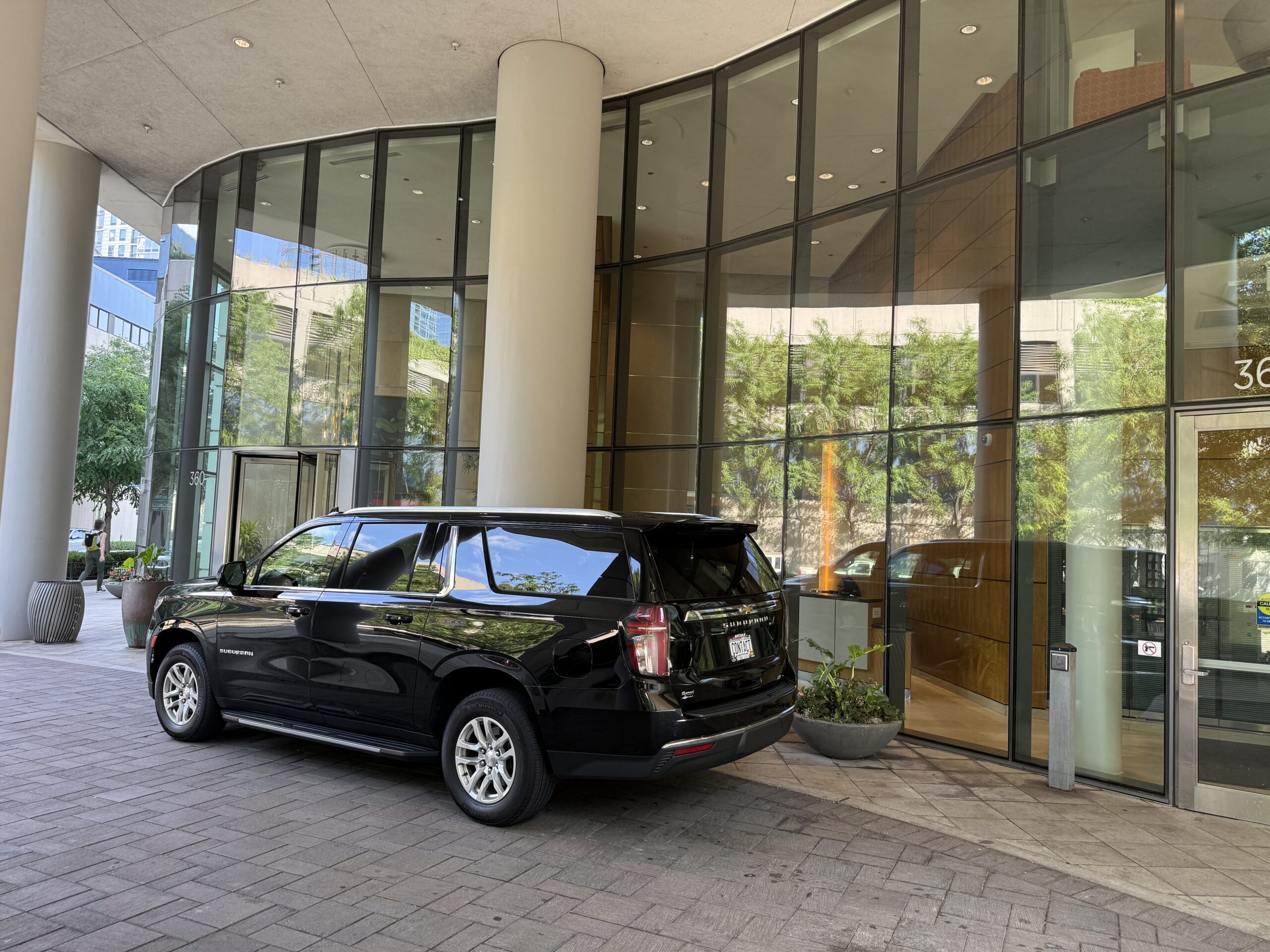 O'Hare Airport limo service - black car pickup at Chicago O'Hare