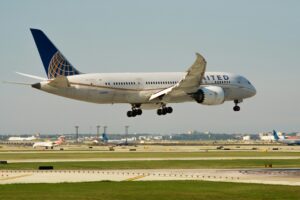 United 787 landing at ORD airport