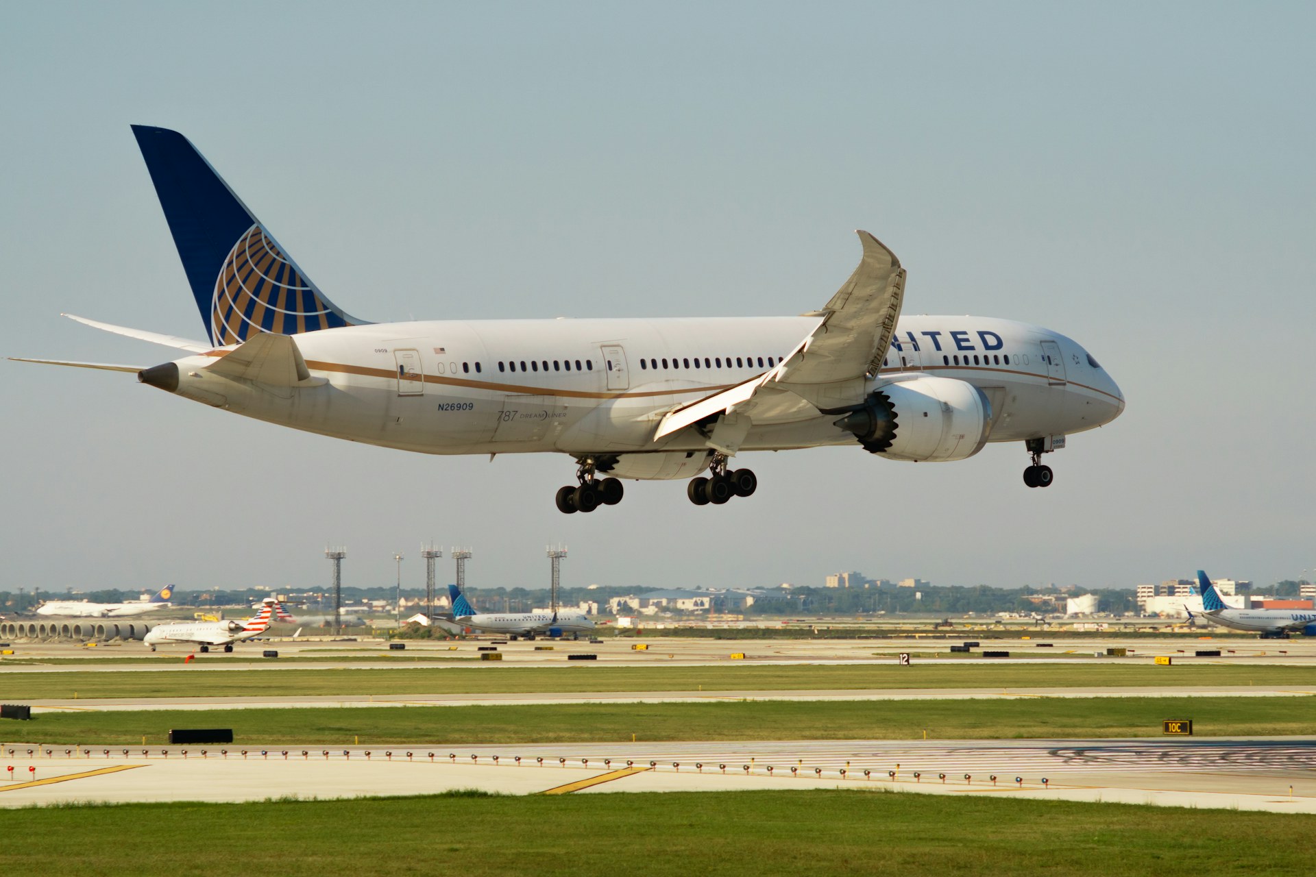 United 787 landing at ORD airport